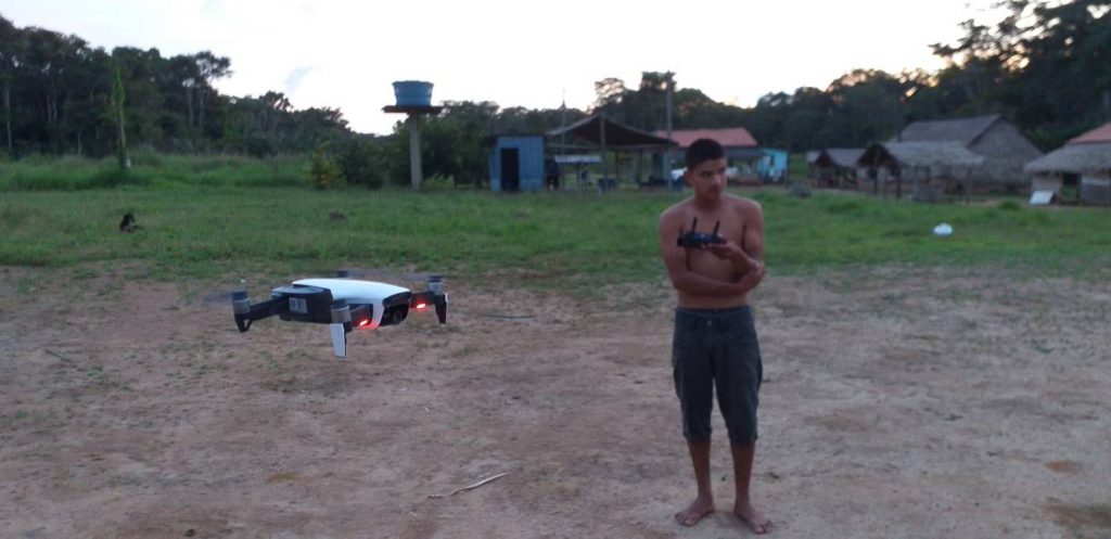 Один из индейцев племени Уру-Эу-Уау-Уау тестирует квадрокоптер DJI Mavic Air