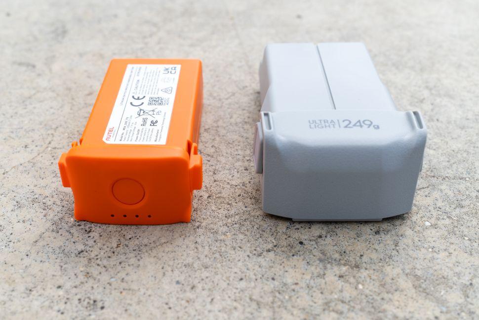 Полетные аккумуляторы: Autel Evo Nano+ (слева) и DJI Mini 3 Pro (справа)