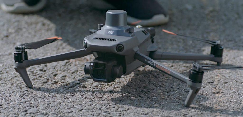 Квадрокоптер DJI Mavic 3 Enterprise c модулем RTK на верхней плоскости